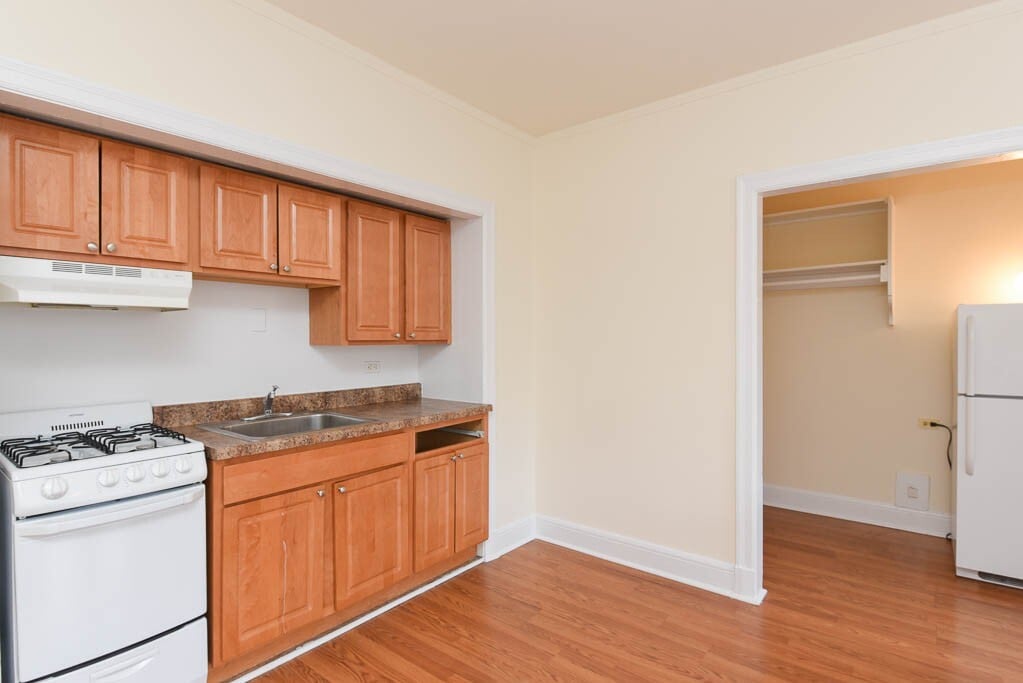 Building Photo - 3335 W Diversey Ave