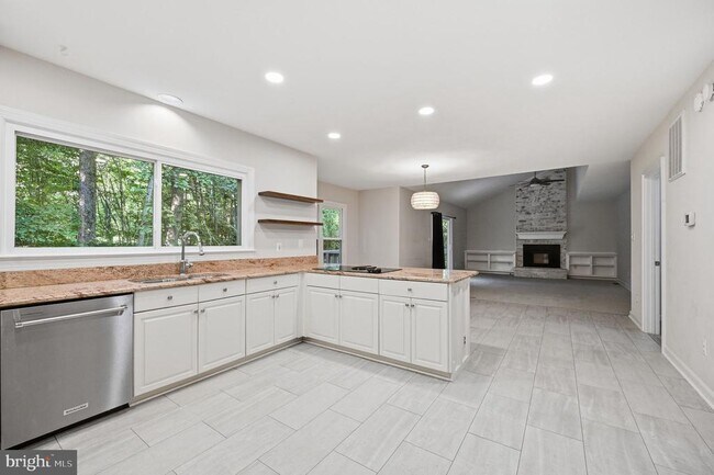 Building Photo - 2 English Hills Dr