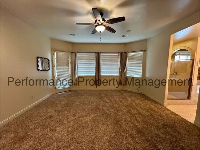 Building Photo - Gorgeous 2 Bed/2.5 Bath + Office w/ Lake V...