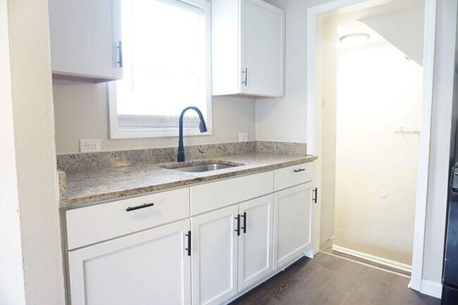 Building Photo - Freshly Renovated 3-Bedroom Home – Quality...