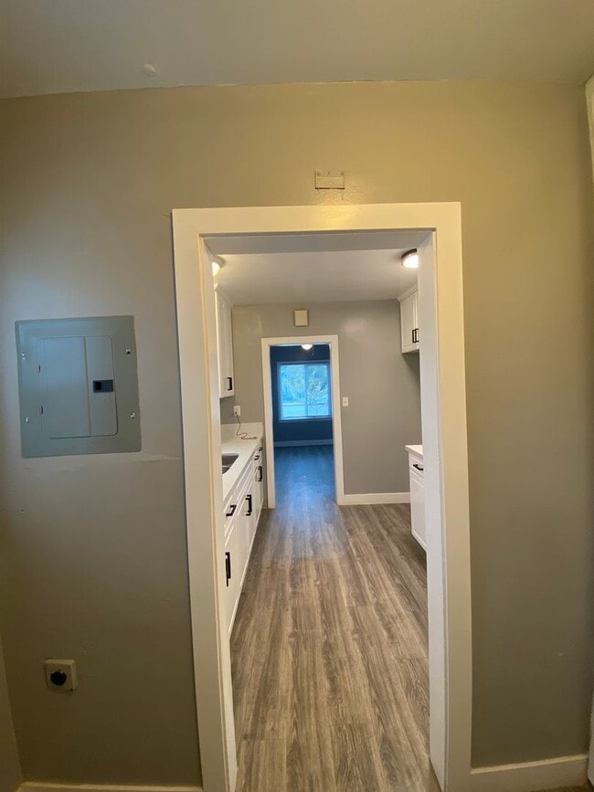 Building Photo - Follow the yellow brick to this Remodeled 2 BD 1 BA House in NE Bakersfield