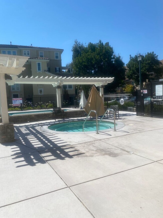 Building Photo - Dublin Ranch Villages,  Tri Level Townhome 2 Bed (both primary suites)  2.5 Ba., Clubhouse Pool, ...