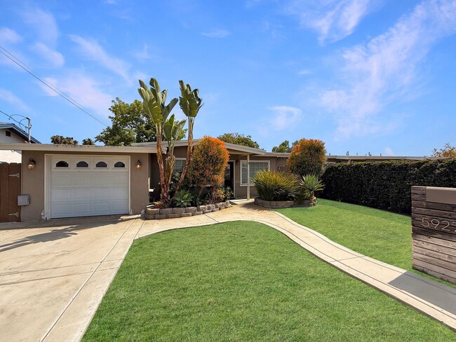 Building Photo - Charming 2B/1BA House w/ Large Yard, Garag...