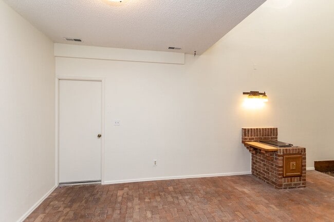 Building Photo - Beautifully Maintained Townhome with Fantastic Amenities