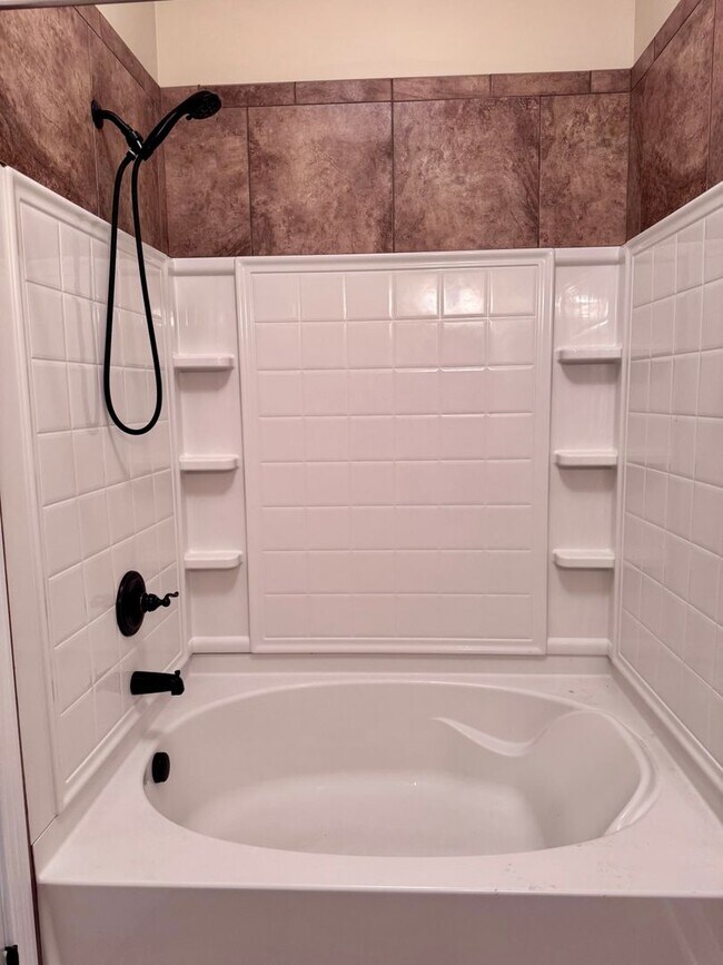 Building Photo - Beautiful Home Located in Farmington Subdivision. 3 Bedrooms, 3.5 baths, Bonus with Wet Bar!
