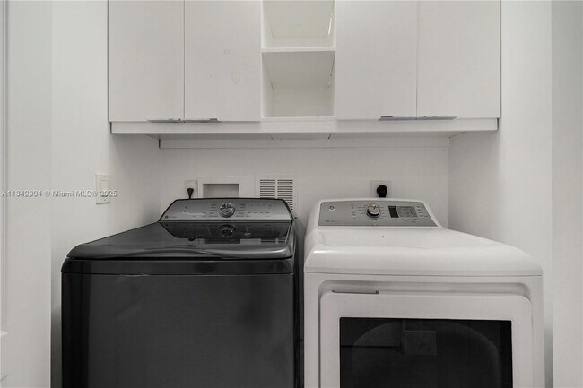 Building Photo - 6047 Seminole Gardens Cir
