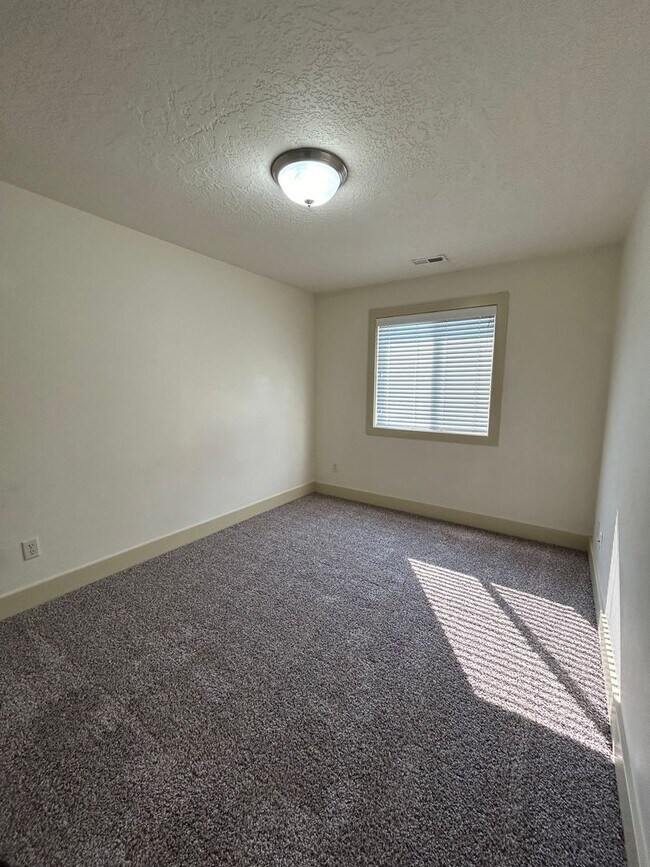 Building Photo - Boise Townhome Near BSU| EARLIER MOVE IN DATE UPON REQUEST