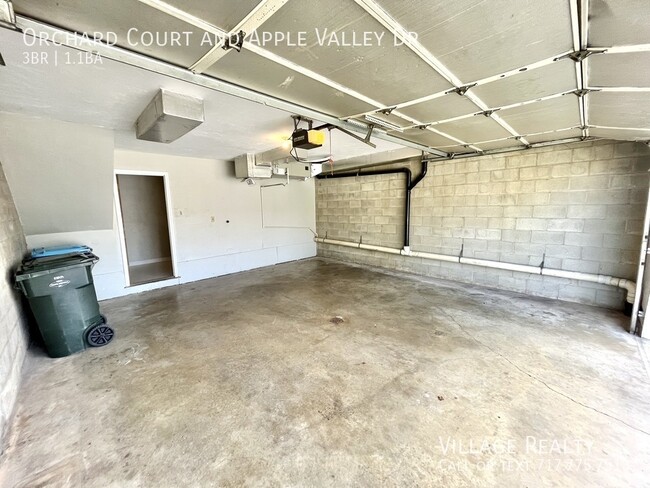 Building Photo - 2-car garage! Roomy 3-bed townhome in Dall...