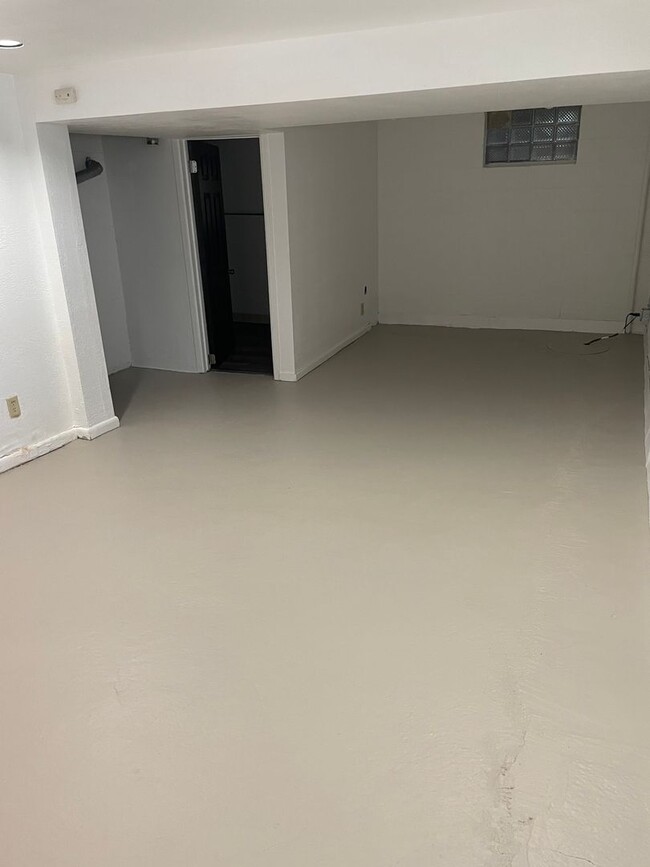 Building Photo - 3 BEDROOM, 1.5 BATH IN PENN HILLS - MOVE-I...