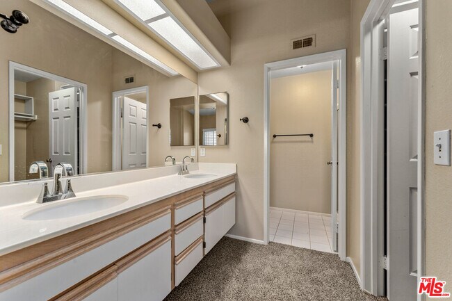 Building Photo - 1010 S Farralon Ln