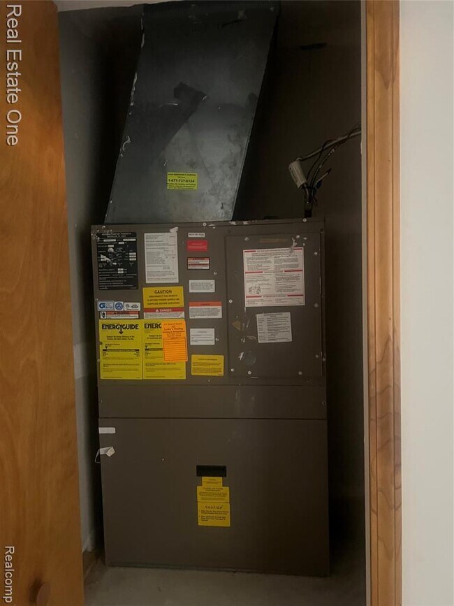 Building Photo - 15815 Lakeside Dr