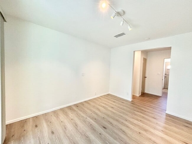 Building Photo - 136 Ventura Ave