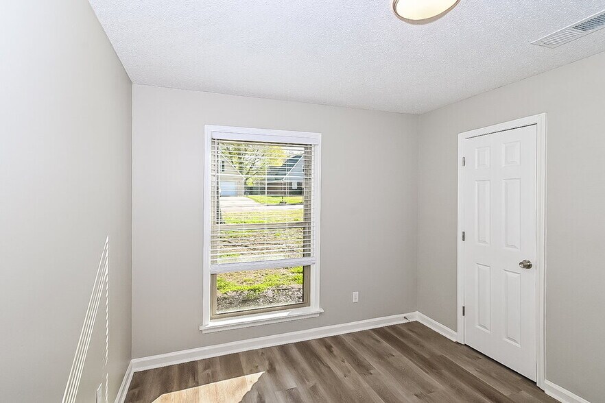 Building Photo - 9898 Sequoia Ln