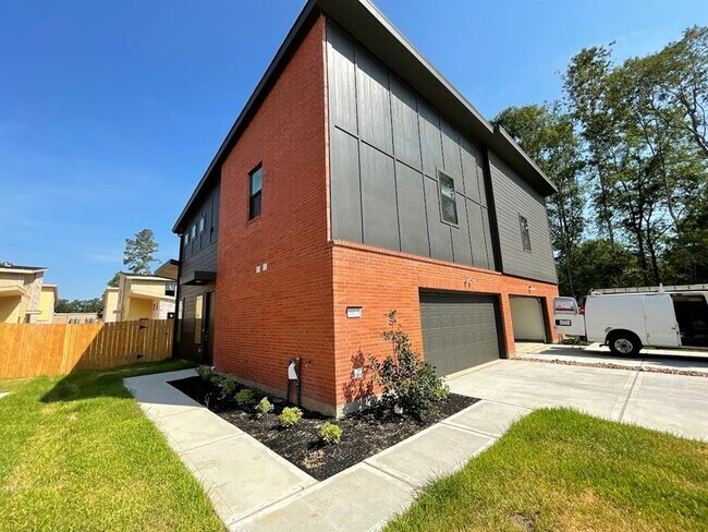 Building Photo - 2517 Appian Way