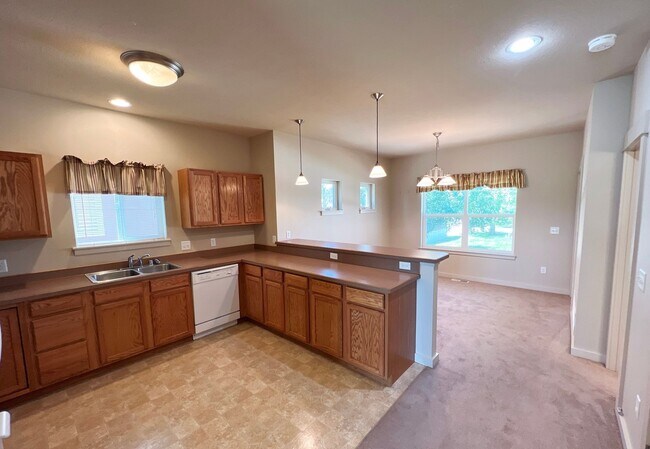 Building Photo - Mid-Term Unfurnished, 3 Bed 2.5 Bath Condo