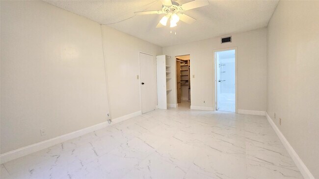 Building Photo - 8421 Lagos De Campo Blvd