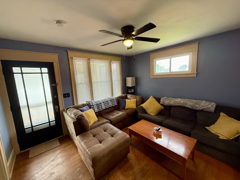 living room - 1005 Kellogg Ave