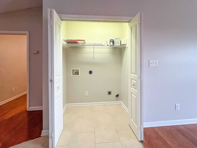 Building Photo - 2-Bedroom + office Condo Retreat with Pool Access