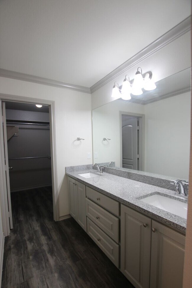 Building Photo - Beautiful 3 Bedroom 2 Bathroom Townhouse in South Tyler!