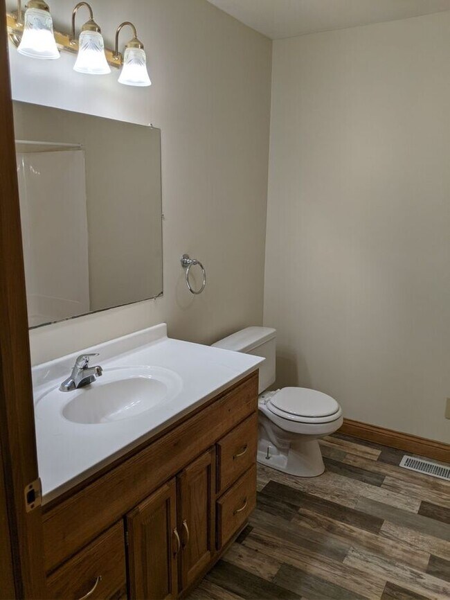 Building Photo - 2 Bedroom 1 Bath Home