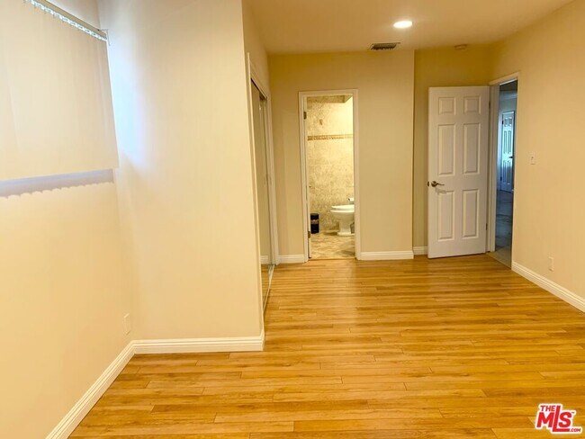 Building Photo - 3007 Jolley Dr