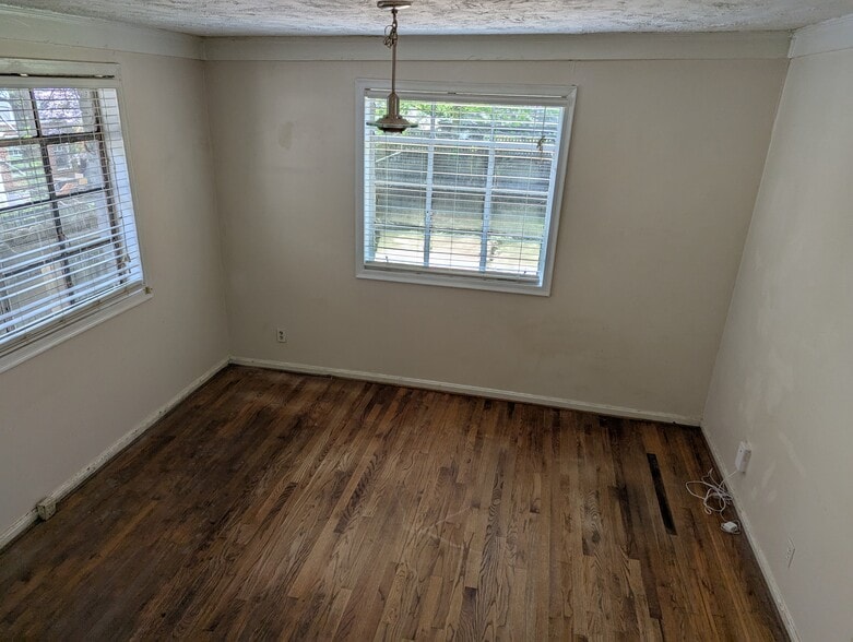 Building Photo - 1085 Bellevue Dr NE