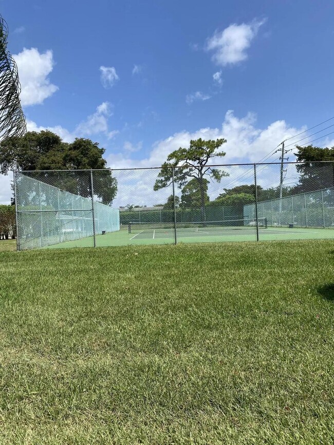 Building Photo - 1111 Boxwood Dr