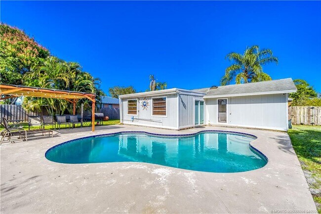 Building Photo - 656 SE Ron Rico Terrace