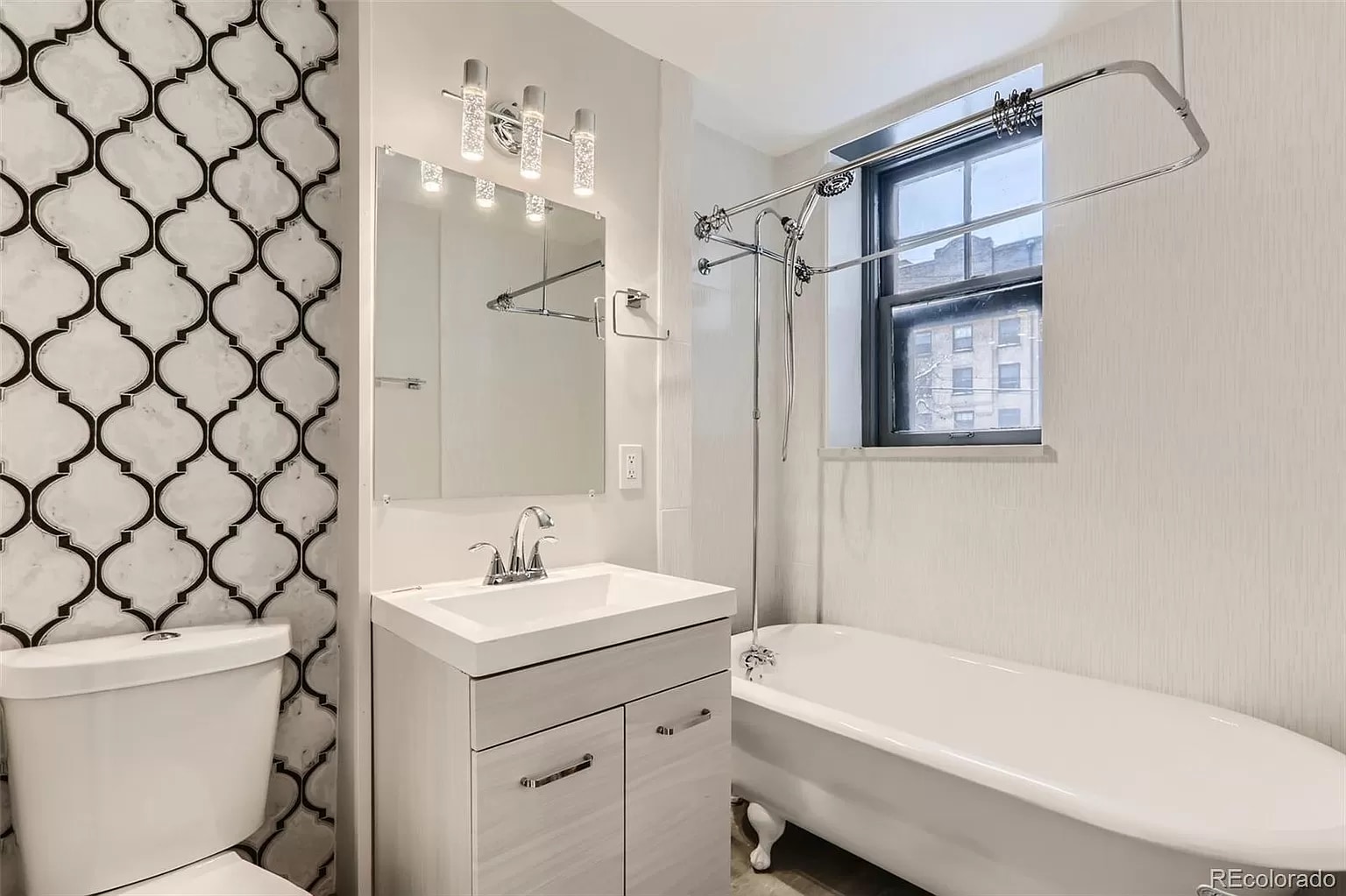 Building Photo - 215 E 11th Ave