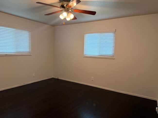 Building Photo - Adorable 3 bedroom 1.5 bath home garden setting