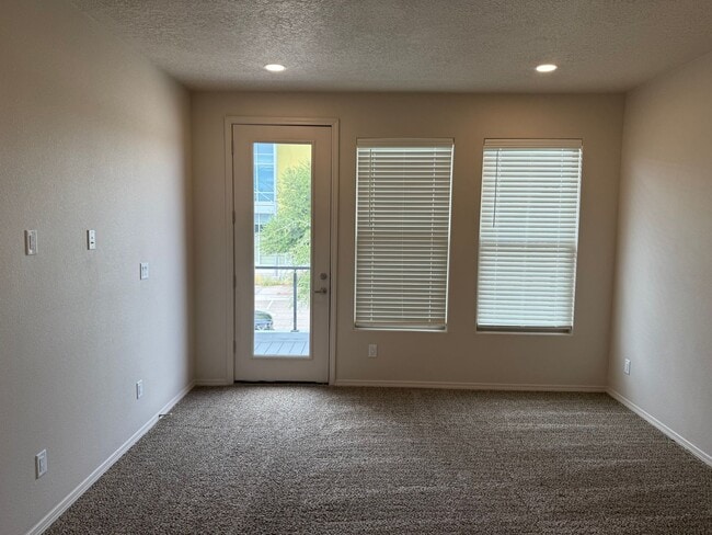 Building Photo - AMAZING CUSTOM HOME IN MARIPOSA