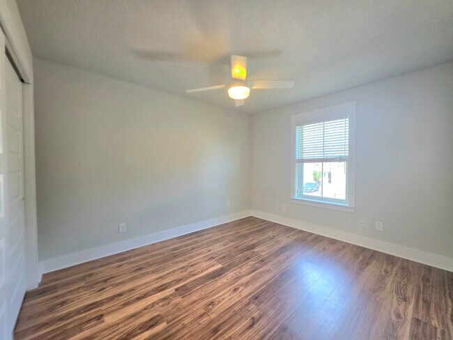 Building Photo - Beautiful Townhome in the Heart of Downtown Pensacola