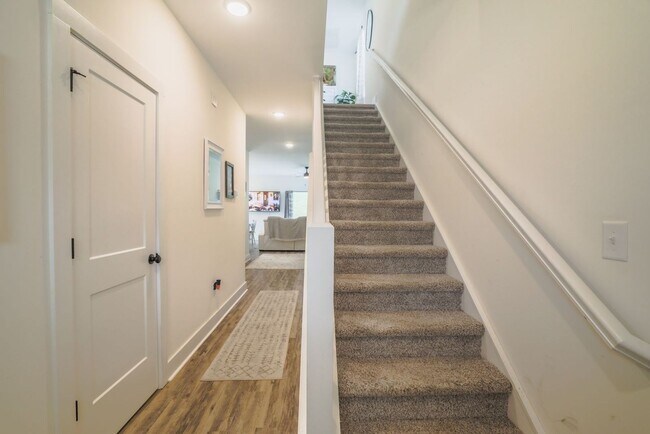 Building Photo - Newer Build House for Rent, Available Sept...