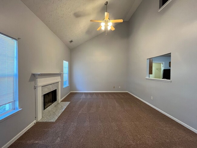 Building Photo - Charming 3-Bed, 2.5-Bath Townhome in Litho...