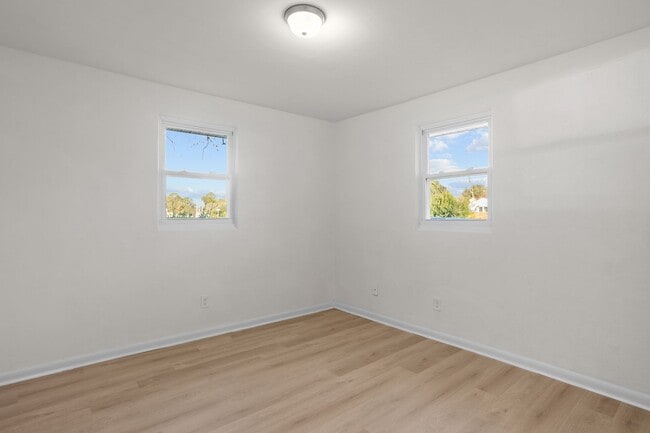 Building Photo - newly renovated unit available