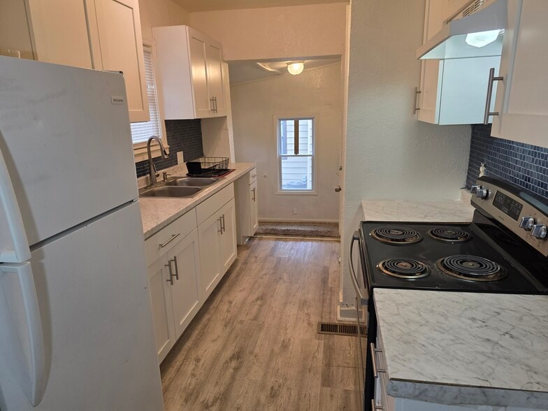 Kitchen - 2216 E 72nd St