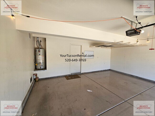 Building Photo - 3/2 & a Loft, AC off of River Road near Oracle Road