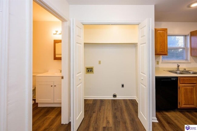 Building Photo - 113 College Street Rd