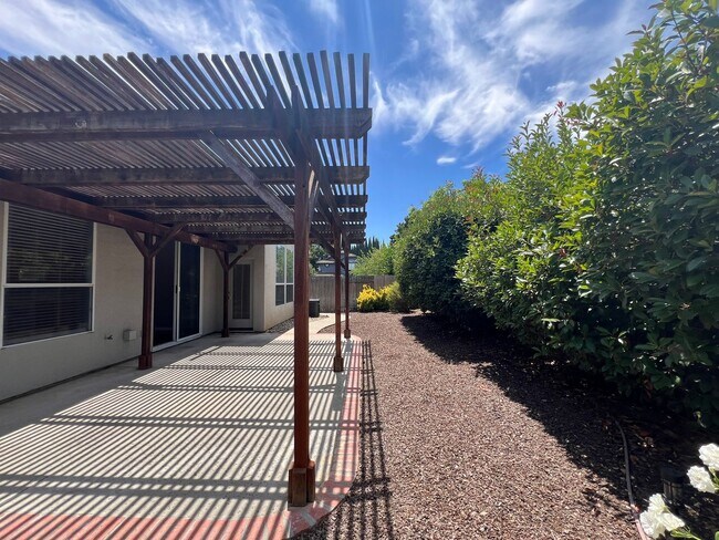 Building Photo - Spacious Single Story 3 Bd, 2 Ba Home in S...