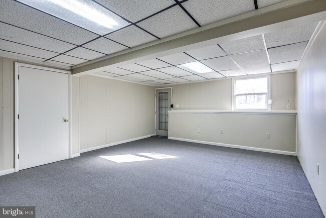 Building Photo - 8000 Green Tree Ct
