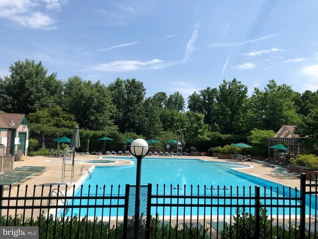 Building Photo - 10926 Bloomingdale Dr