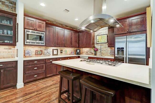 Building Photo - Introducing a remarkable property with a r...