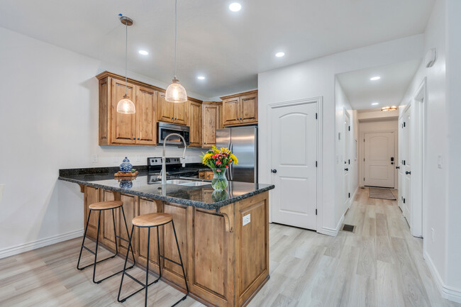 Kitchen includes Stainless Refrigerator/Freezer, Dishwasher, Oven/Range, Microwave, & Pantry - 10441 S Sage Vista Way