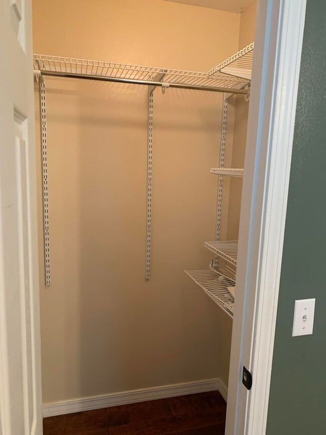 Building Photo - Come take a look at this cute 3 bedroom 1....