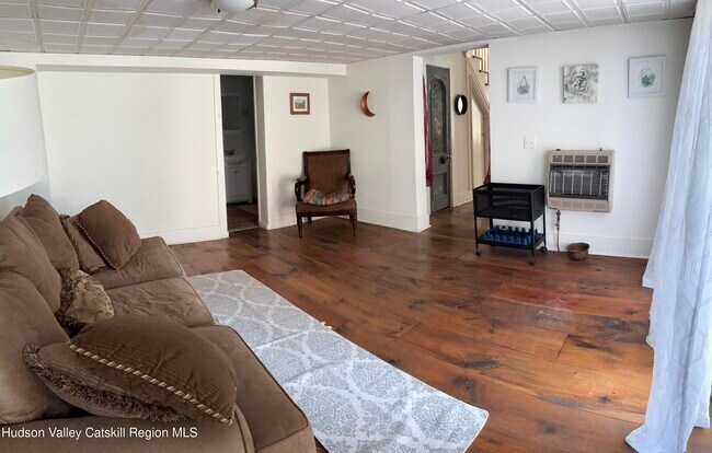 Building Photo - 648 Albany Turnpike