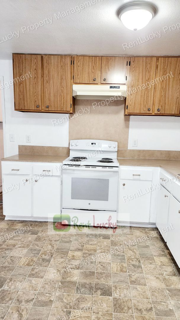 Building Photo - Green-Parkland Duplex