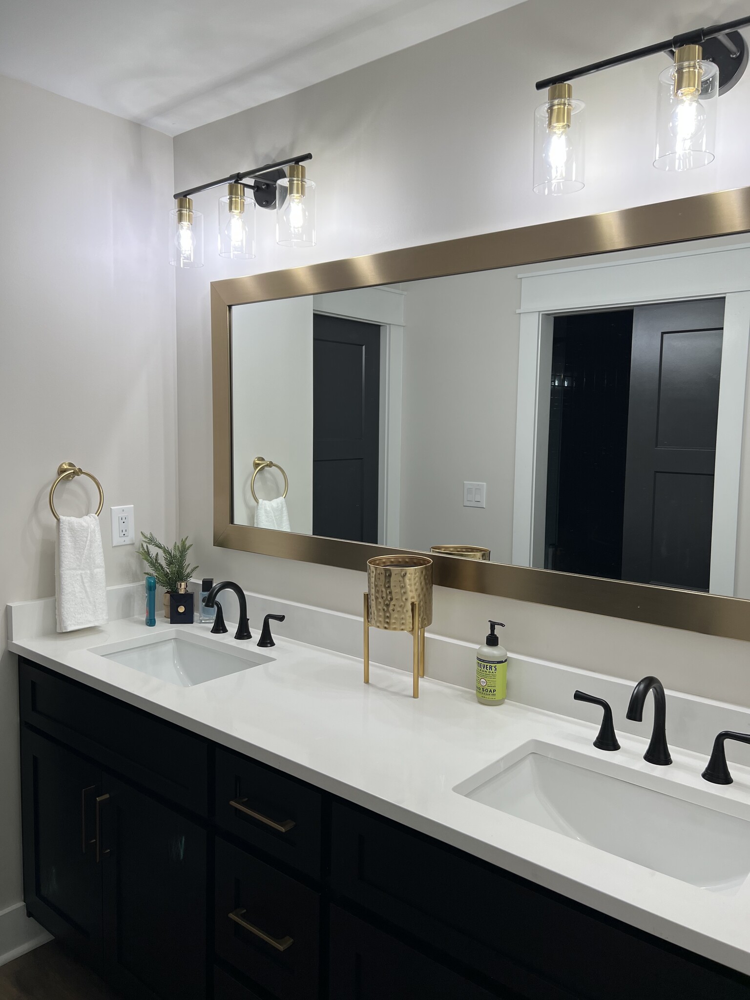 Shared vanity space for upstairs bedrooms - 1608 Alcovy Ridge Xing
