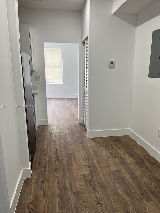 Building Photo - 321 SW 9th Ave