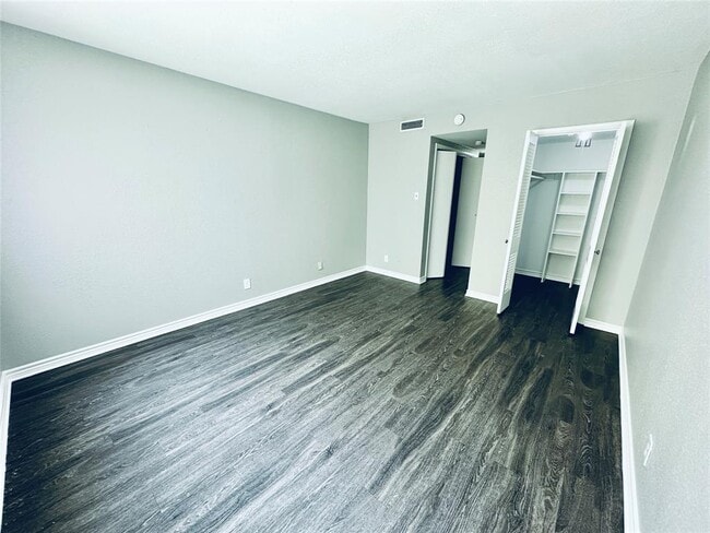 Building Photo - 601 W 11th St