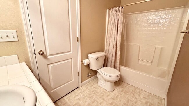 Building Photo - $2,250 Herndon & Willow, 3 Bedroom Home - N. Helm Ave, Clovis